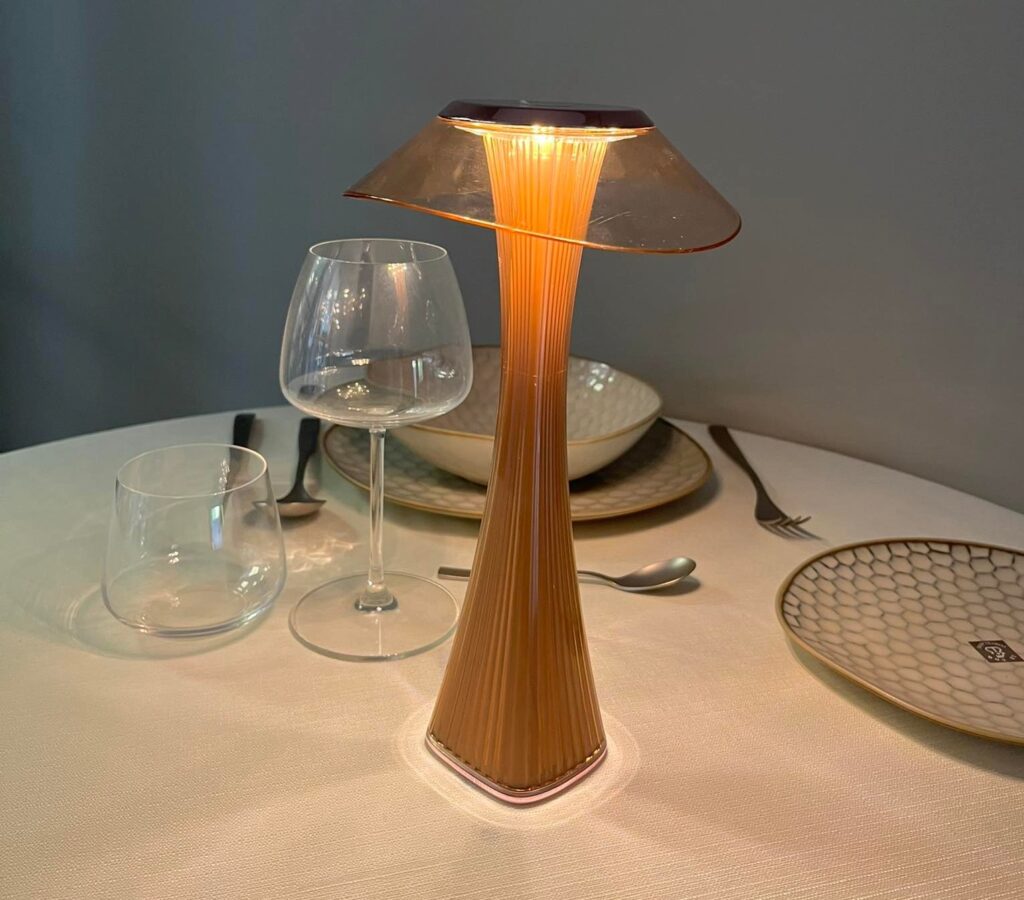 tavola allestita con lampada rame serie astre o collezione piatti kypseli