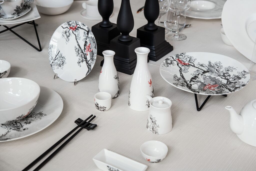 allestimento tavola con piatti porcellana collezione Kerasia by Le Coq Porcelaine. Piattiavorio con decoro orientale albero